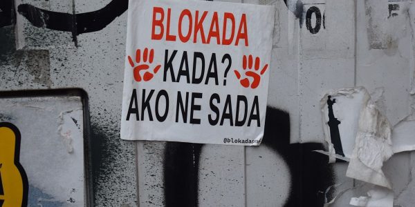 A sign on a wall that says blokada kada? ako ne